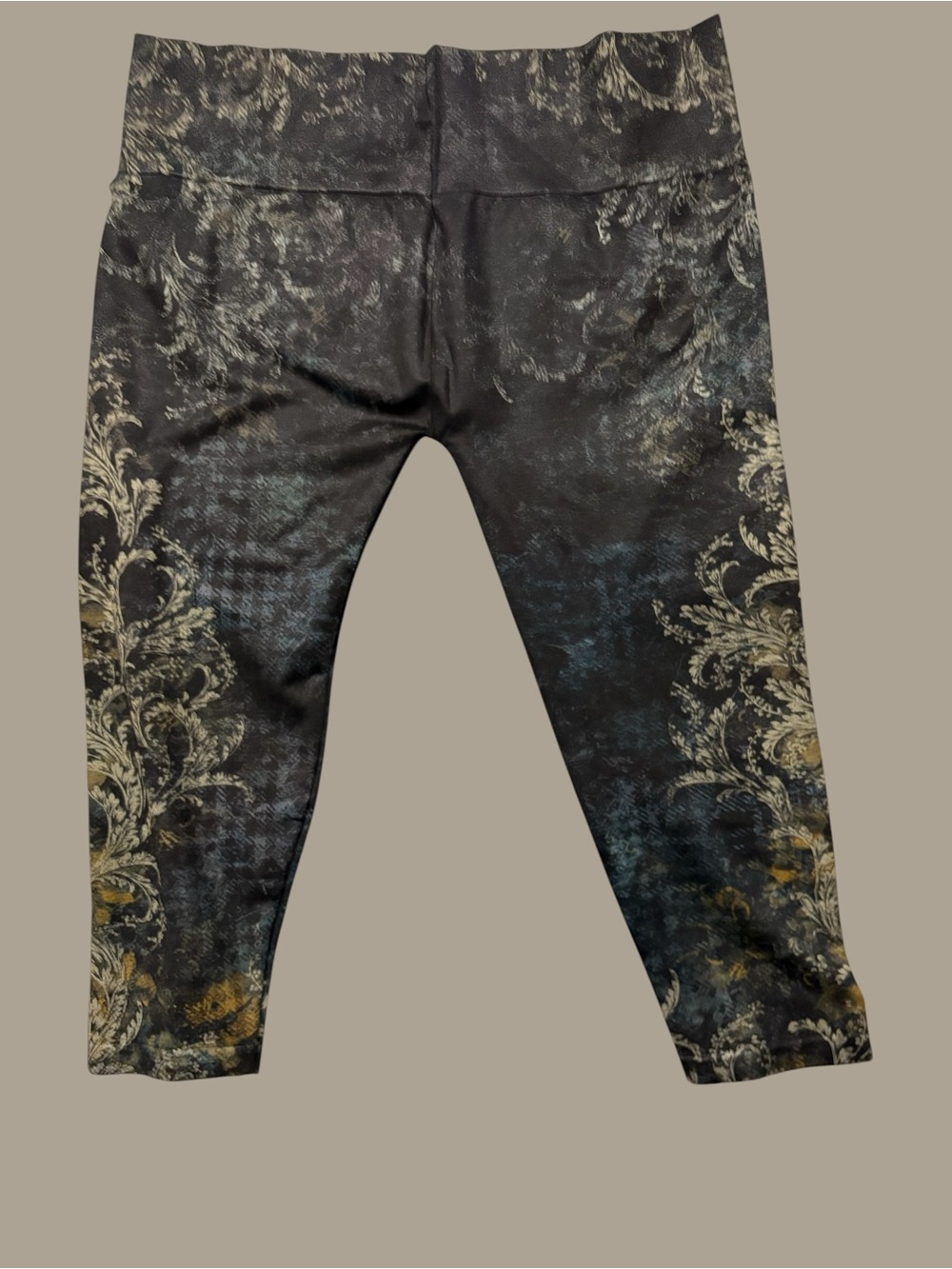 M.Rena Capri Leggings with Metallic Baroque Accent. One size.Tummy Control